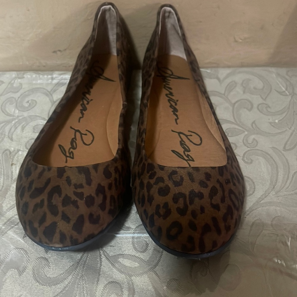 Flat women shoe